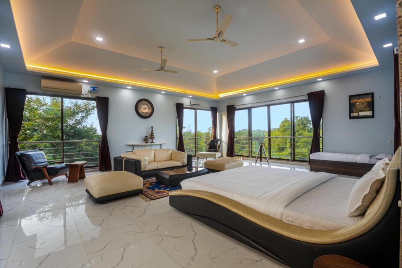 Saffronstays Aura, Alibaug - Luxury Pool Villa With A Game Room And Spacious Lawn Alībāg Ngoại thất bức ảnh